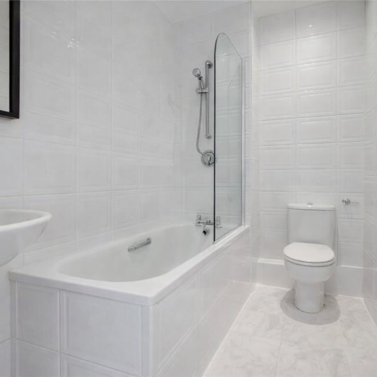 2 Bed Within a Complex, Flat