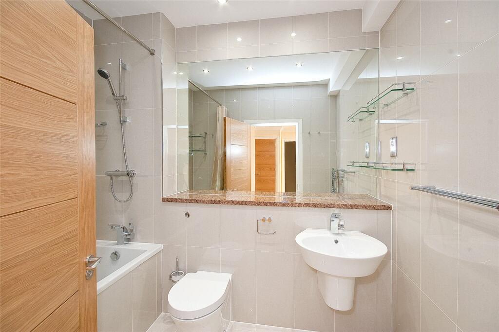 2 Bed Within a Complex, Flat