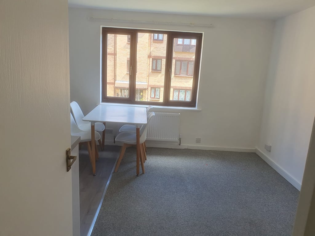 2 Bed Within a Complex, Flat