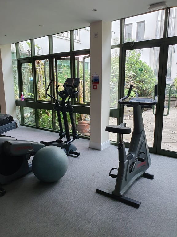2 Bed Within a Complex, Flat