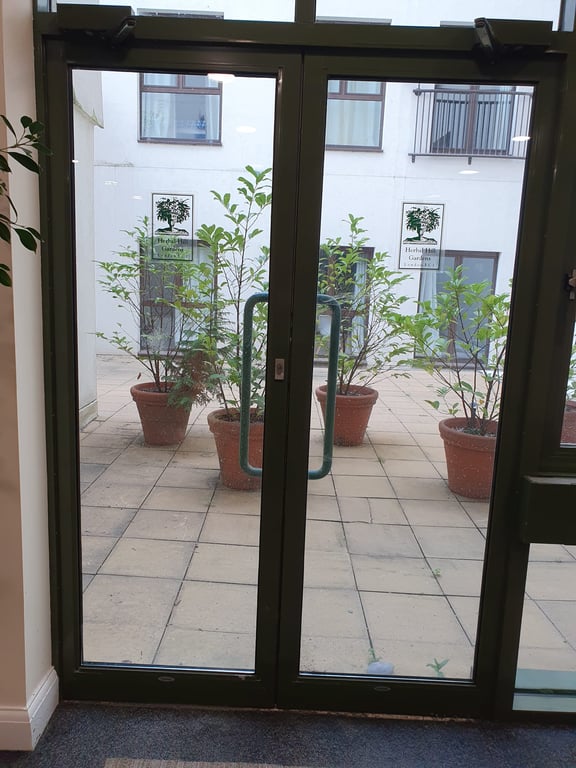 2 Bed Within a Complex, Flat