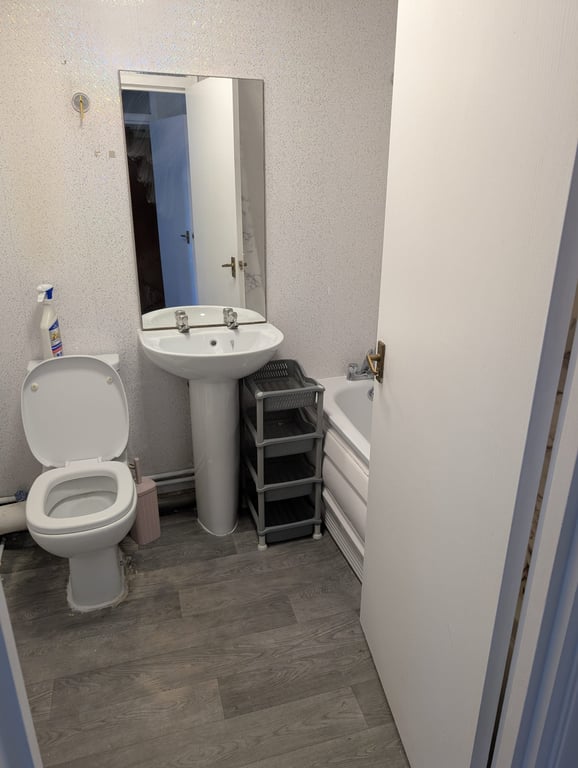 2 Bed Within a Complex, Flat