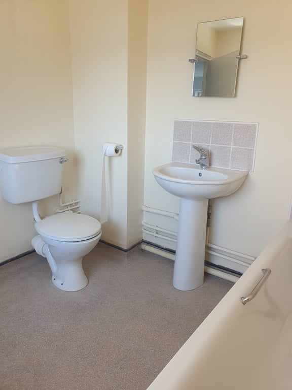 2 Bed Within a Complex, Flat