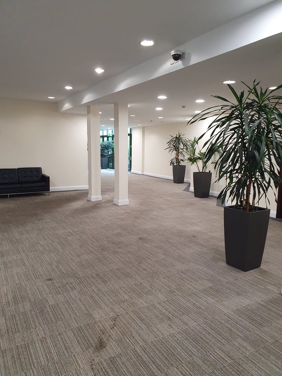 2 Bed Within a Complex, Flat