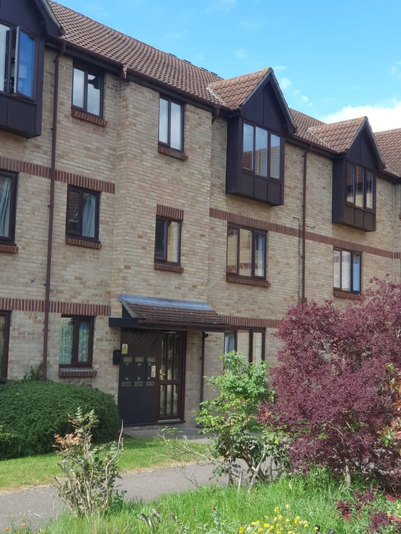 2 Bed Within a Complex, Flat