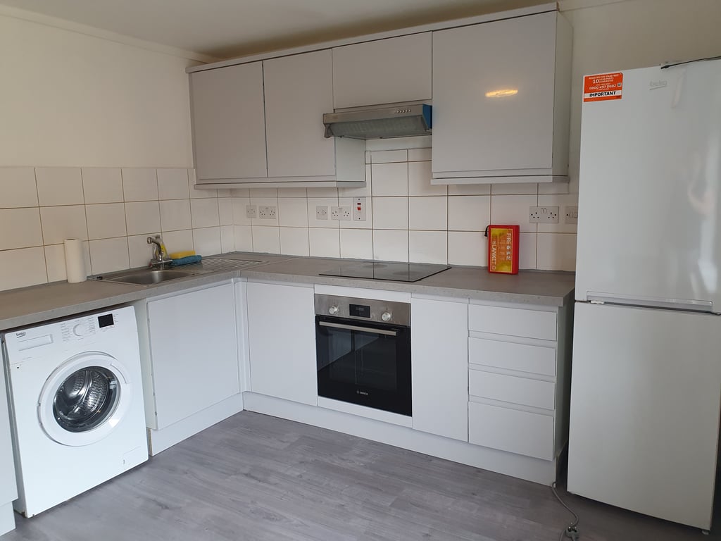 2 Bed Within a Complex, Flat