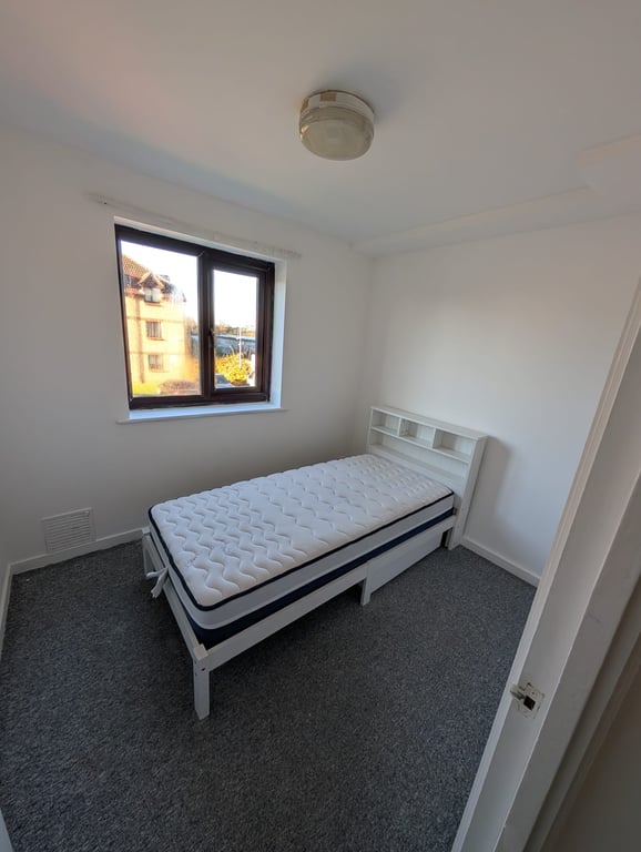 2 Bed Within a Complex, Flat