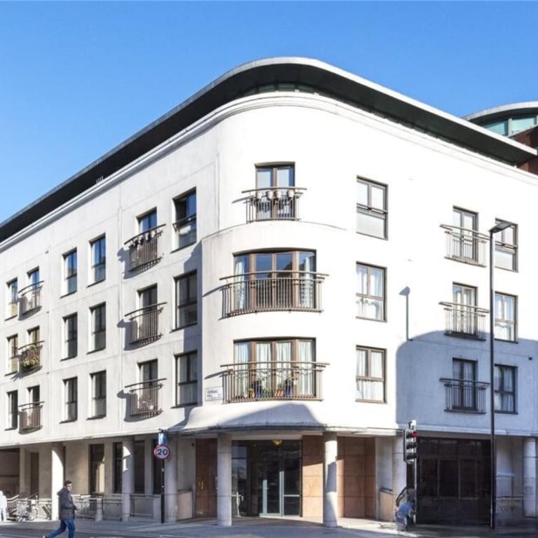 2 Bed Within a Complex, Flat