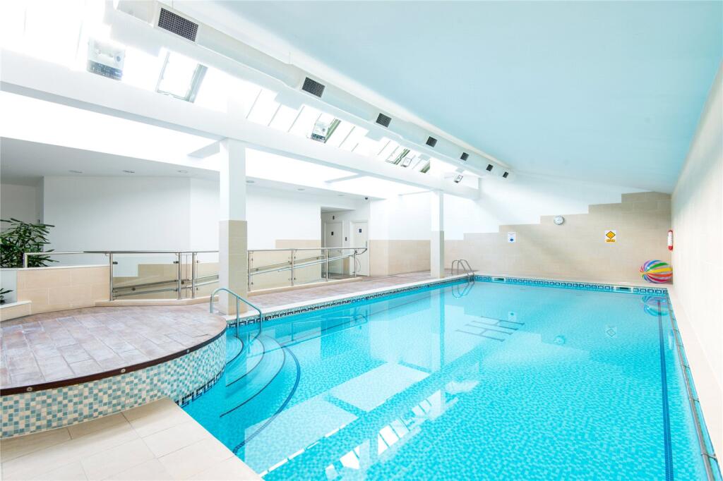 2 Bed Within a Complex, Flat