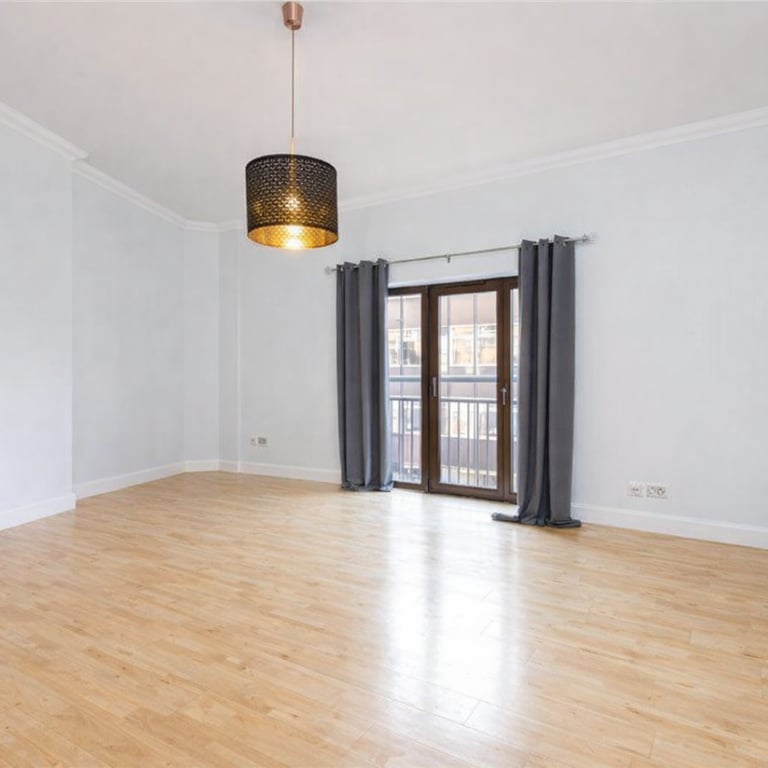 2 Bed Within a Complex, Flat