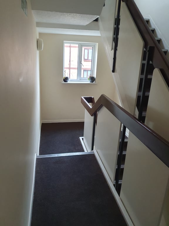 2 Bed Within a Complex, Flat