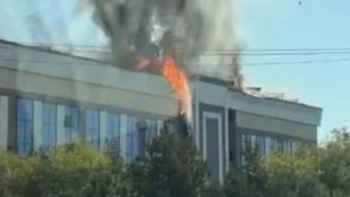 В Карши произошел пожар на крыше здания государственного технического университета