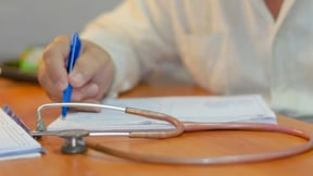 С 2027 года в Узбекистане введут государственную регистрацию медиков и фармацевтов