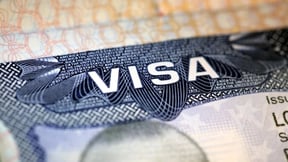 Администрация Трампа приостановила запись на визы в посольствах США
