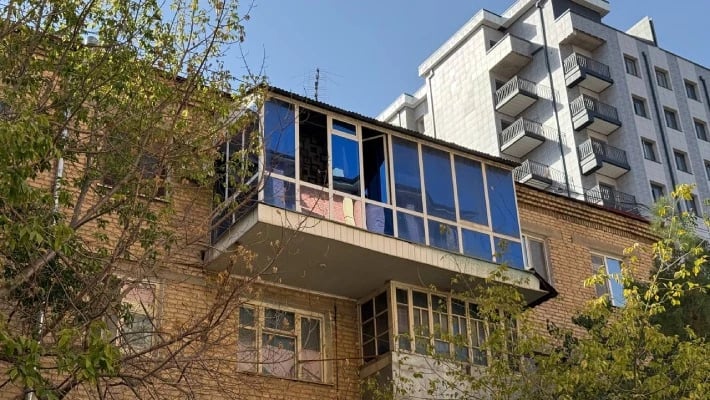 В Самарканде житель превратил расширенный балкон в кухню и санузел