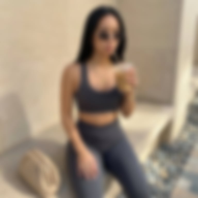 Detailed French Prompt for Urban Athleisure Portrait - Blurred AI generated image using Nano Banana Pro prompt