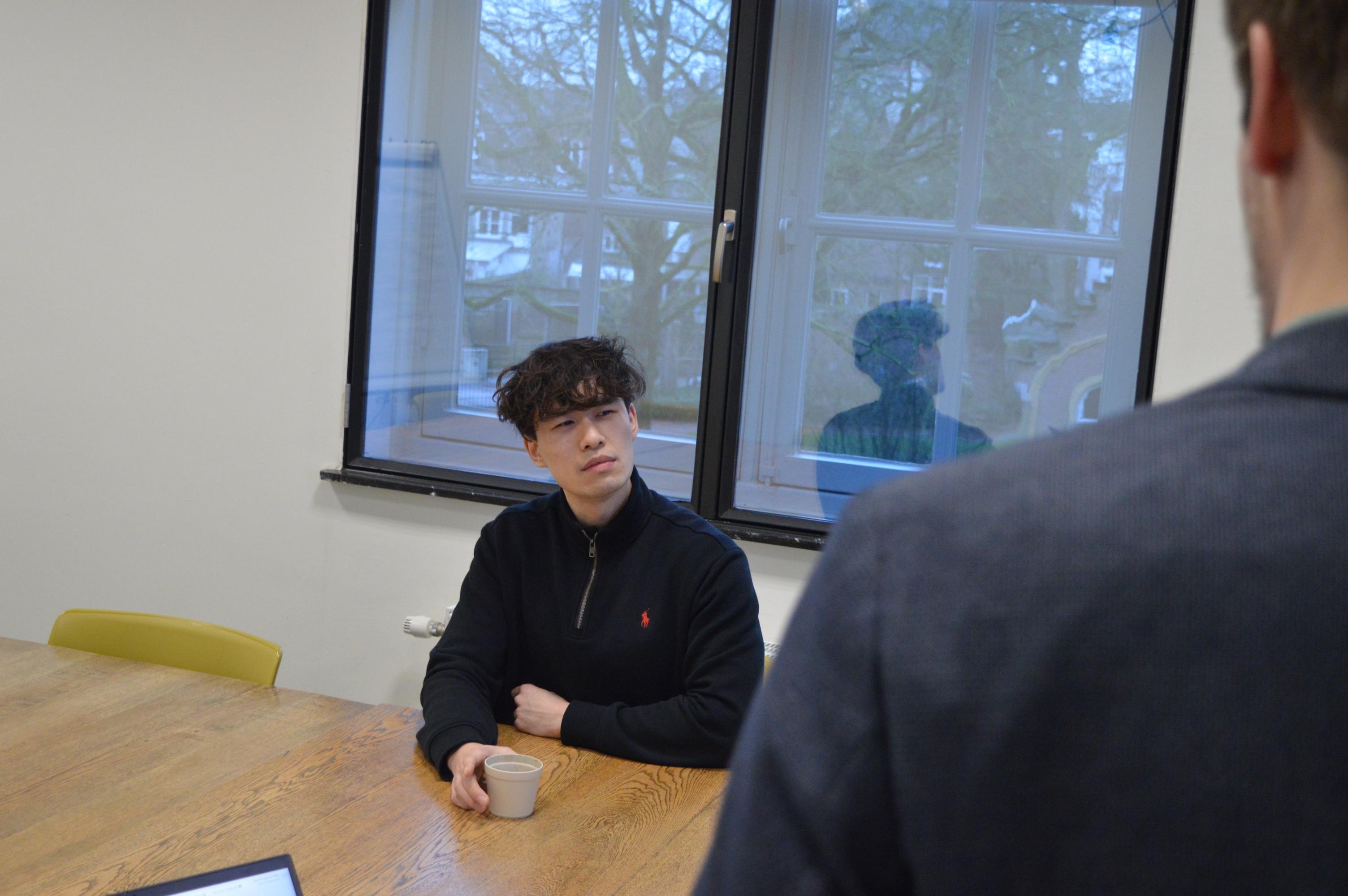 Twee mensen werken aan AI