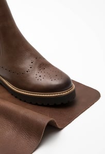 Elegantes Brogue Detail Hochwertiges Narbenleder Für Schuhe - Qualitatives Lederprodukt Hergestellt Von Karaca Deri̇ Sanayi̇ Ve Ti̇c. Ltd. Şti̇.. Kontakt Für B2B-Bestellungen.