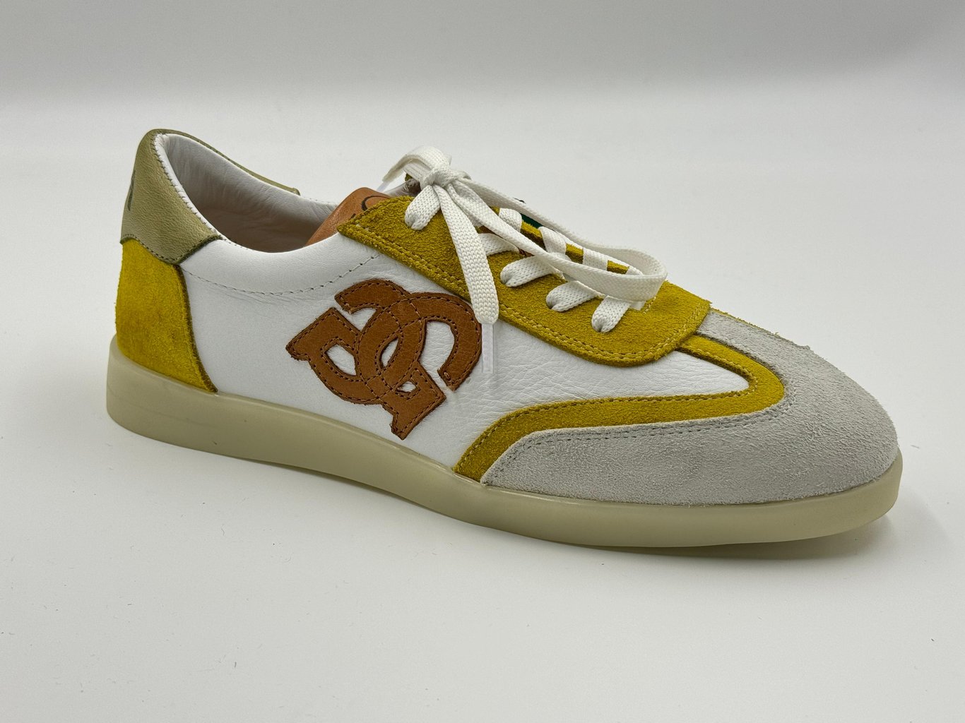 Chic White Leather Suede Panel Sneakers - Quality Leather Product Manufactured By Ali̇oğlu Grup Ayakkabi San. İç Ve Diş Ti̇c. A.ş.. Contact For B2B Orders.