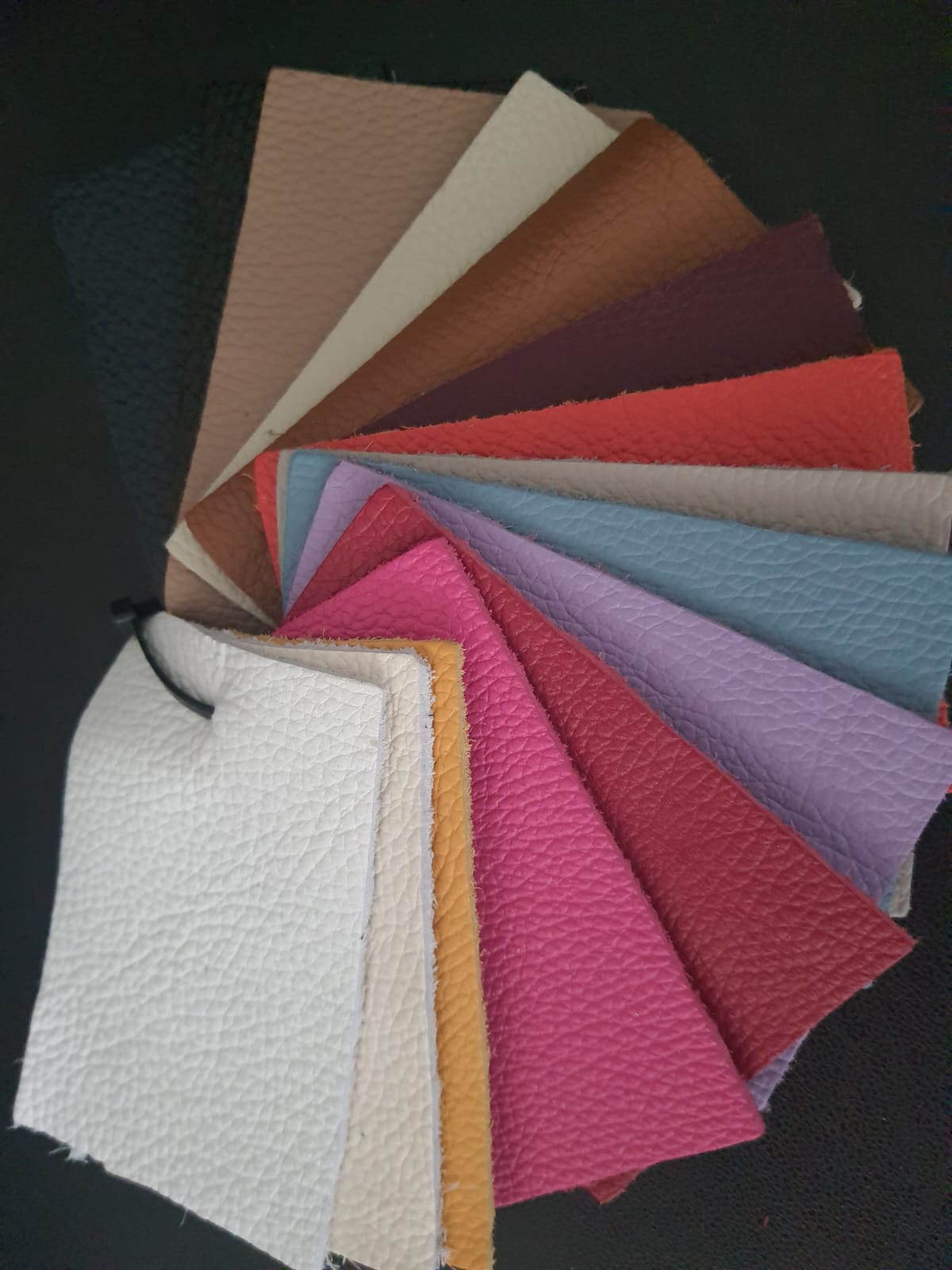 Lebendiges Genarbtes Leder Für Kreative Schuhe - Qualitatives Lederprodukt Hergestellt Von Çubukçuoğlu Deri̇ San Ve Ti̇c A.ş.. Kontakt Für B2B-Bestellungen.