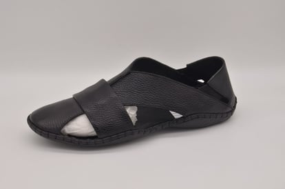 Schwarze Herren Sandalen Stilvolle Kreuzriemen Design - Qualitatives Lederprodukt Hergestellt Von Çetsan Ayakkabı Sanayi Ve Ticaret Limited Şirketi. Kontakt Für B2B-Bestellungen.