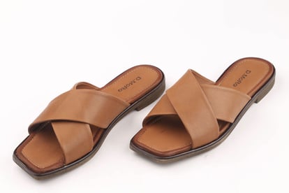 Damen Cognac Leder Kreuzriemen Eckige Pantoletten - Qualitatives Lederprodukt Hergestellt Von Kardeşler Kundura Deri Mam. İmal. Paz. İth. İhr. San. Ve Tic. Ltd. Şti.. Kontakt Für B2B-Bestellungen.