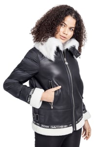 Luxuriöse Schwarze Lederjacke Mit Pufferärmeln Und Weißen Pelzdetails - Qualitatives Lederprodukt Hergestellt Von G.r. Deri̇ Teksti̇l Ayakkabi Ve Hedi̇yeli̇k  Eşya Ürünleri̇ San.ve Ti̇c. Ltd. Şti̇.. Kontakt Für B2B-Bestellungen.