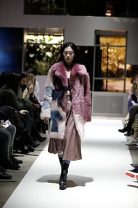 Eleganter Patchwork Shearling Mantel Modernes Farbblock Design - Qualitatives Lederprodukt Hergestellt Von Vlasta Kopylova Kurk Deri San. Ve Tic. A.s.. Kontakt Für B2B-Bestellungen.