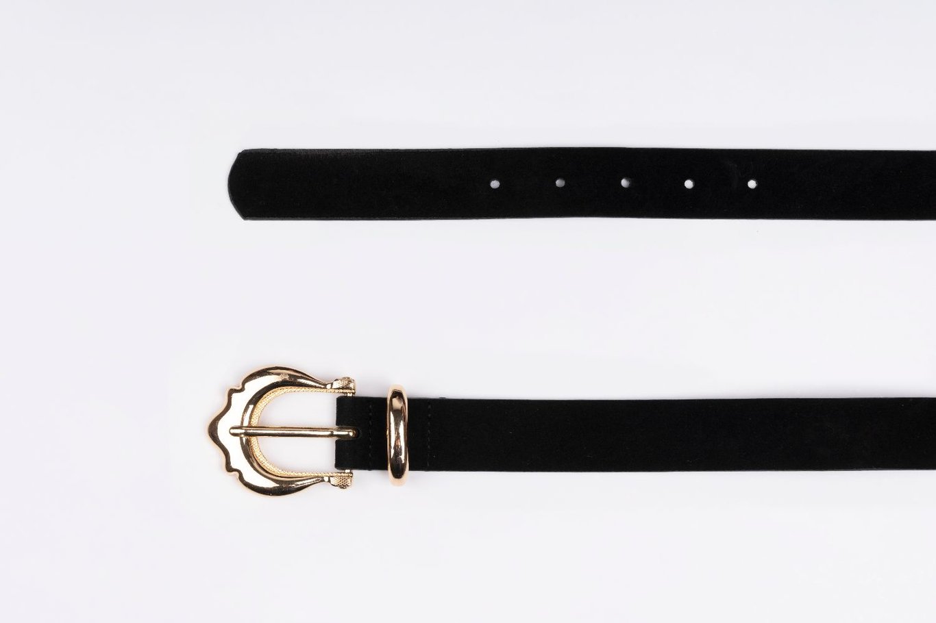 Eleganter Schwarzer Gürtel Mit Wildleder Textur Und Goldener Schnalle - Qualitatives Lederprodukt Hergestellt Von Güven Karaca Deri̇ San. Ve Ti̇c. Ltd. Şti̇.. Kontakt Für B2B-Bestellungen.