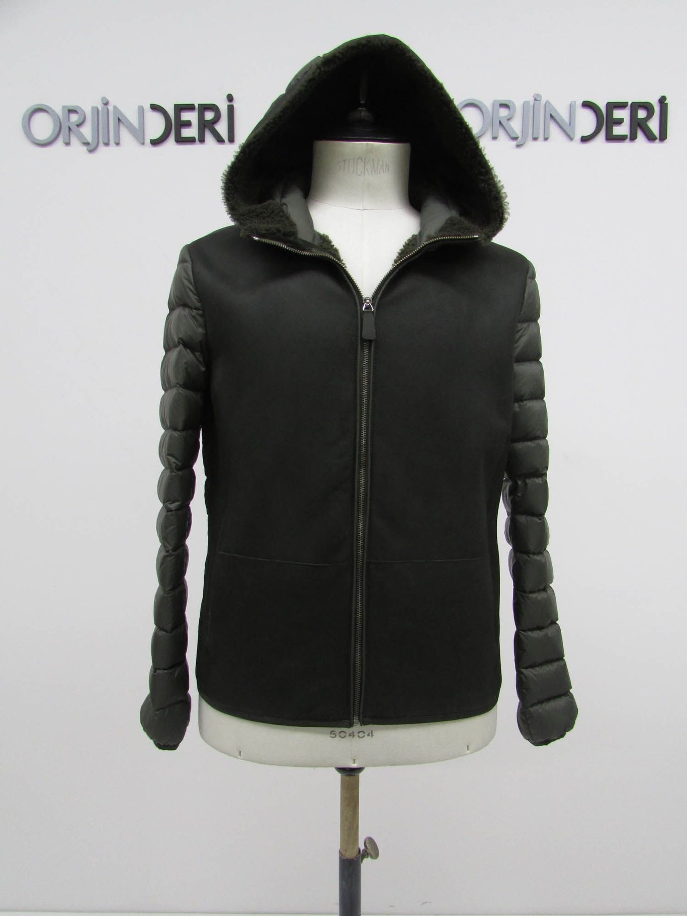 Herren Moderne Dunkelolivgrüne Kapuzenjacke - Qualitatives Lederprodukt Hergestellt Von Orjin Deri Konfeksiyon San. Ve Tic. A.s.. Kontakt Für B2B-Bestellungen.