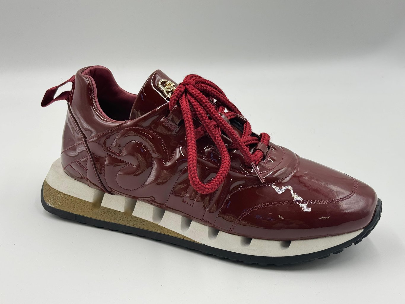 Luxurious Patent Burgundy Embossed Womens Sneaker - Quality Leather Product Manufactured By Ali̇oğlu Grup Ayakkabi San. İç Ve Diş Ti̇c. A.ş.. Contact For B2B Orders.