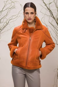 Strahlende Orange Lammfell Shearling Fliegerjacke - Qualitatives Lederprodukt Hergestellt Von Emelda Deri Konfeksiyon Turizm Insaat Sanayi Ve Dis  Ticaret Anonim Sirketi. Kontakt Für B2B-Bestellungen.