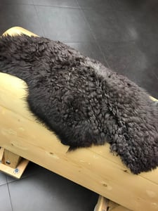 Luxurious Curly Fur Garment Leather Deep Charcoal - Quality Leather Product Manufactured By Çeti̇nkaya Kürk Deri̇ Konfeksi̇yon Tarim Sanayi̇ Ve  Ti̇caret Li̇mi̇ted Şi̇rketi̇. Contact For B2B Orders.