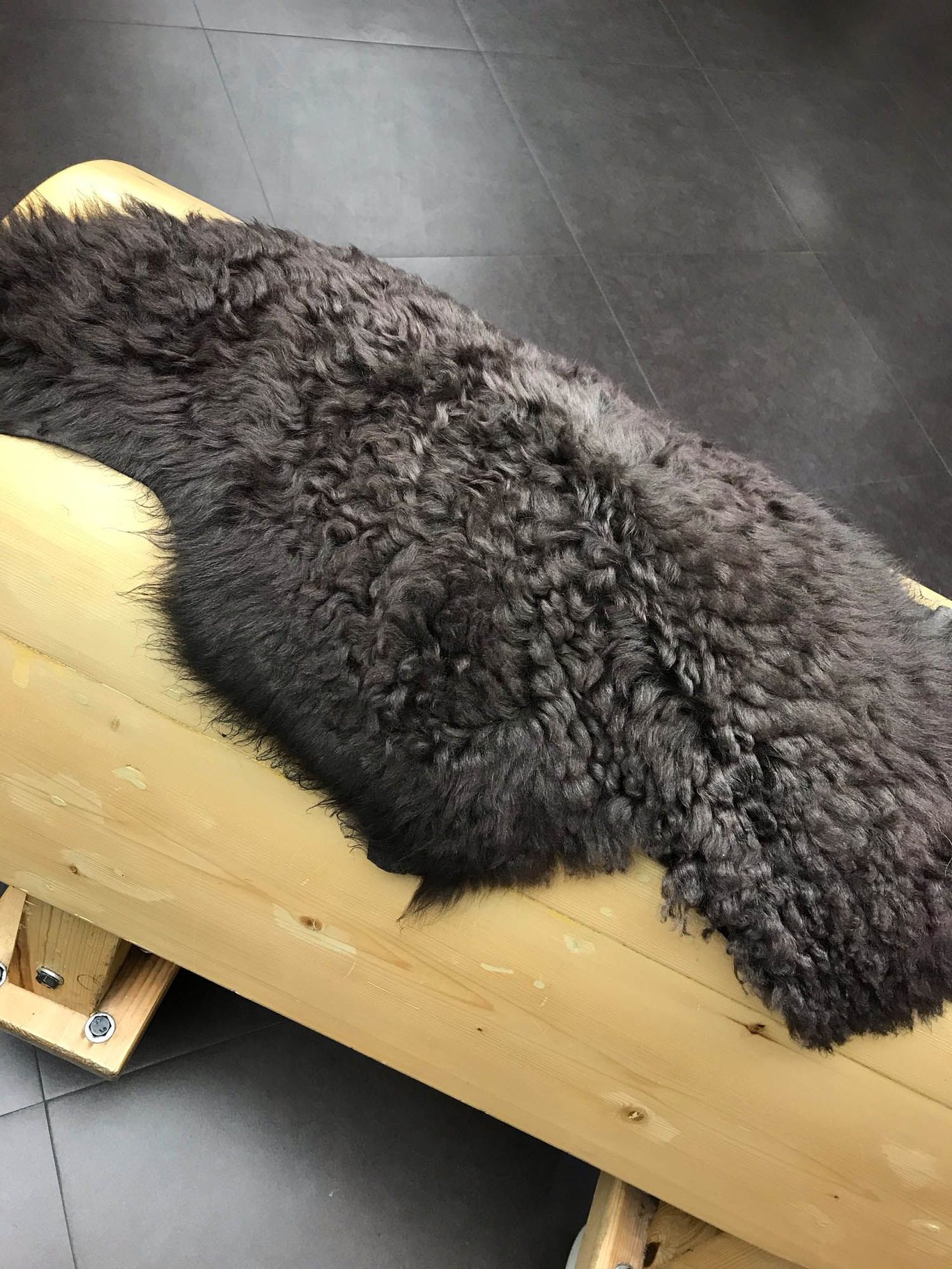 Luxurious Curly Fur Garment Leather Deep Charcoal - Quality Leather Product Manufactured By Çeti̇nkaya Kürk Deri̇ Konfeksi̇yon Tarim Sanayi̇ Ve  Ti̇caret Li̇mi̇ted Şi̇rketi̇. Contact For B2B Orders.