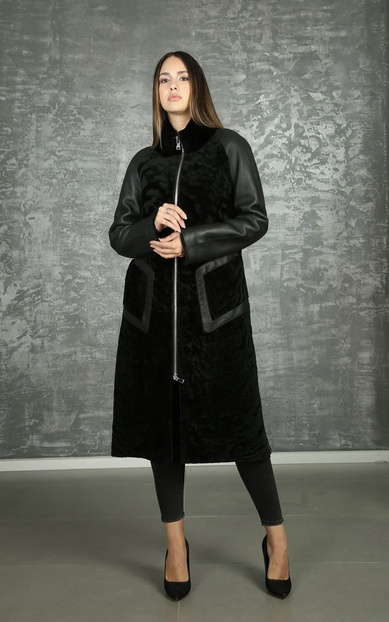 Elegant Shearling Coat With Modern Design And Leather Sleeves - Quality Leather Product Manufactured By Rubi̇s Deri̇ci̇li̇k San. Ve Ti̇c. Ltd. Şti̇.. Contact For B2B Orders.