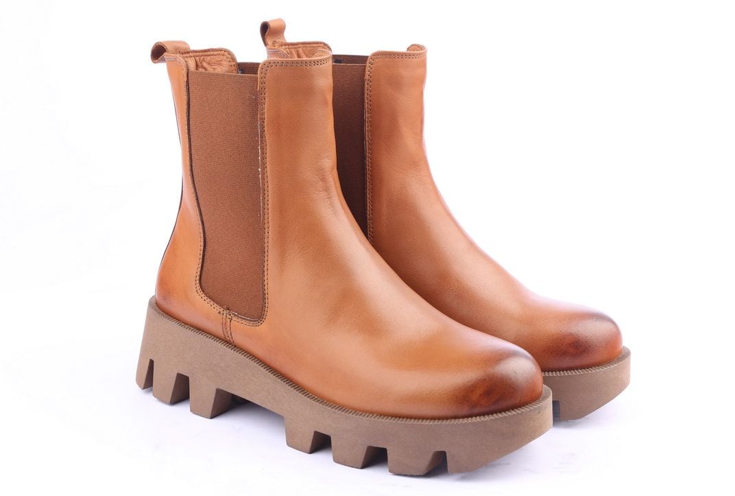 Effortless Style Tan Leather Platform Chelsea Boots - Quality Leather Product Manufactured By Kardeşler Kundura Deri Mam. İmal. Paz. İth. İhr. San. Ve Tic. Ltd. Şti.. Contact For B2B Orders.