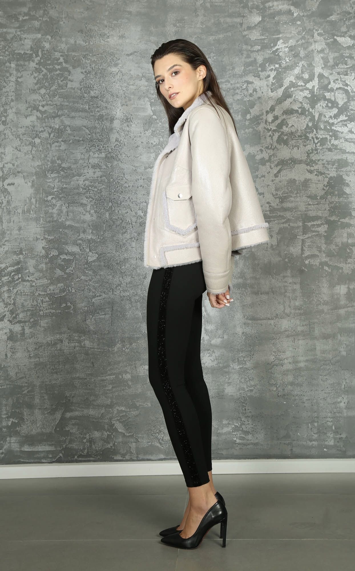 Elegante Damen Shearling Jacke Aus Cremefarbenem Wildleder - Qualitatives Lederprodukt Hergestellt Von Rubi̇s Deri̇ci̇li̇k San. Ve Ti̇c. Ltd. Şti̇.. Kontakt Für B2B-Bestellungen.