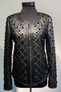 Elegante Perlenverzierte Gesteppte Lederjacke - Qualitatives Lederprodukt Hergestellt Von Derkimpa Deri Sanayi Dis Ticaret. Kontakt Für B2B-Bestellungen.