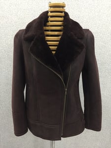 Damen Dunkelbraune Shearling Bikerjacke Stilvoll - Qualitatives Lederprodukt Hergestellt Von Merino Kürk San Ve Tic Ltd Şti. Kontakt Für B2B-Bestellungen.
