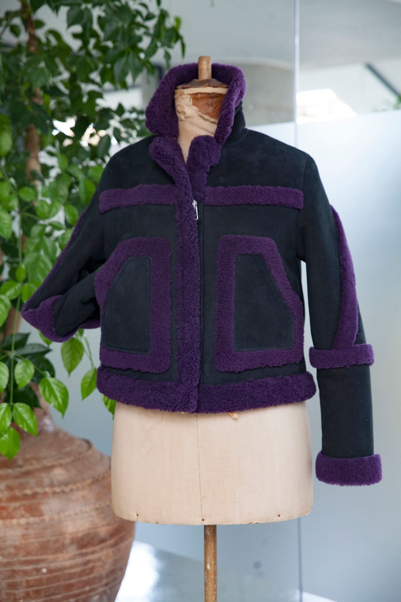 Schwarze Wildlederjacke Mit Lila Lammfell Akzenten - Qualitatives Lederprodukt Hergestellt Von Aba Deri Sanayi Ve Ticaret Limited Şirketi. Kontakt Für B2B-Bestellungen.