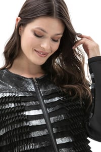 Elegante Schwarze Damen Lederjacke Mit Metallischen Details - Qualitatives Lederprodukt Hergestellt Von Simge Deri Tekstil San. Tic. Ltd. Şti. Kontakt Für B2B-Bestellungen.