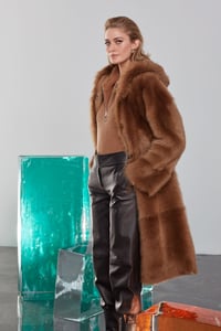 Luxuriöser Karamellbrauner Langer Lammfellmantel Elegant - Qualitatives Lederprodukt Hergestellt Von Süed Mod Deri̇ci̇li̇k San Ve Ti̇c Ltd. Şti̇.. Kontakt Für B2B-Bestellungen.