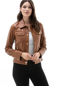 Elegante Taillierte Lammlederjacke Goldknöpfe Mehrfachtaschen - Qualitatives Lederprodukt Hergestellt Von Simge Deri Tekstil San. Tic. Ltd. Şti. Kontakt Für B2B-Bestellungen.