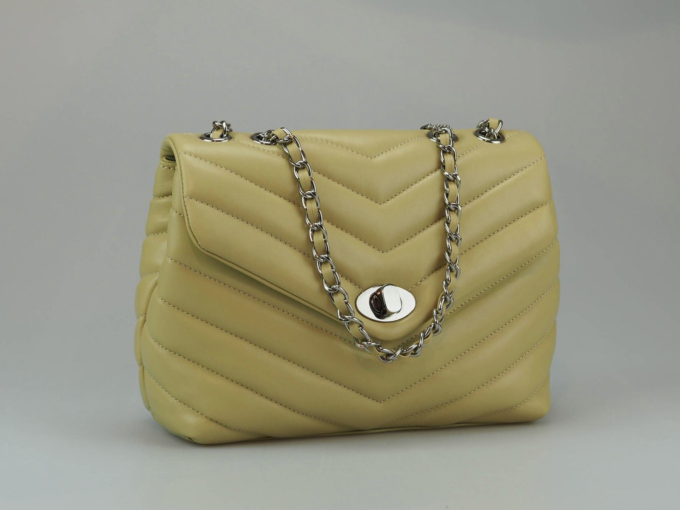 Elegant Chevron Quilted Genuine Lambskin Bag - Quality Leather Product Manufactured By Süren Deri̇ Ürünleri̇ San. Ve Ti̇c. Ltd. Şti̇. Contact For B2B Orders.