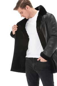 Eleganter Schwarzer Herren Lammfell Ledermantel - Qualitatives Lederprodukt Hergestellt Von Simge Deri Tekstil San. Tic. Ltd. Şti. Kontakt Für B2B-Bestellungen.