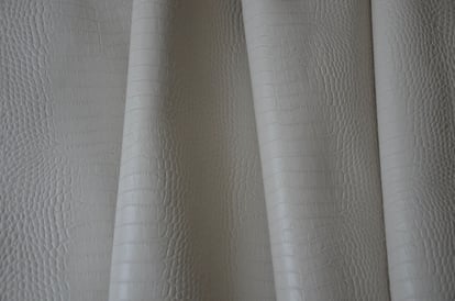 Elegantes Heller Cremefarbenes Krokodilgeprägtes Boxcalf Leder - Qualitatives Lederprodukt Hergestellt Von Turgut Kardeşler Deri̇ Ve Ayakkabi Sanayi̇ Ti̇caret Li̇mi̇ted Şi̇rketi̇. Kontakt Für B2B-Bestellungen.