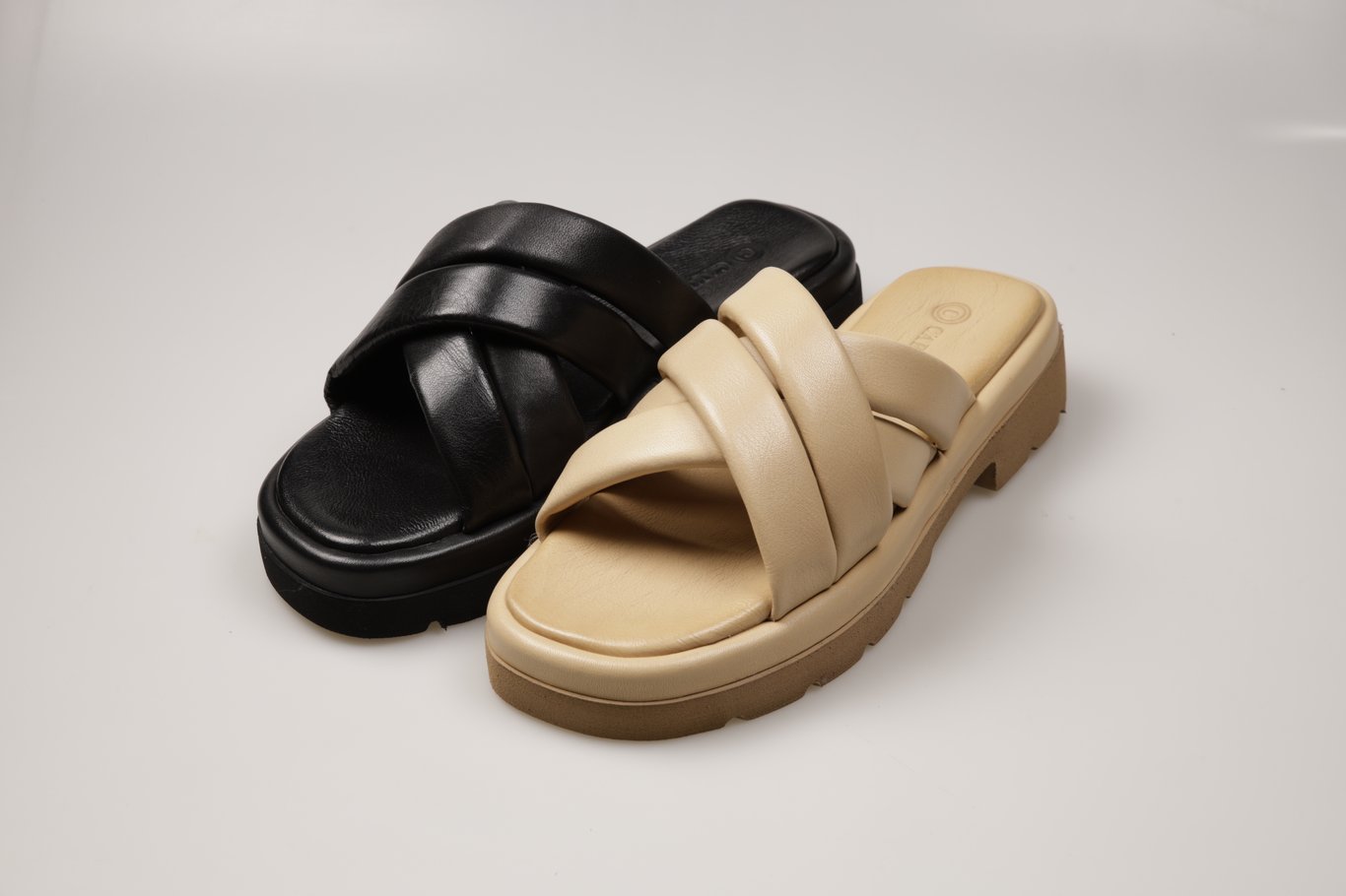 Chic Padded Crisscross Genuine Leather Slippers - Quality Leather Product Manufactured By Cabulli Ayakkabicilik Ve Kuyumculuk İnşaat Teksti̇l San. Ti̇c. Ltd. Şti̇.. Contact For B2B Orders.