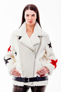 Damen Bouclé Shearling Jacke Mit Sternenmotiv - Qualitatives Lederprodukt Hergestellt Von Süed Mod Deri̇ci̇li̇k San Ve Ti̇c Ltd. Şti̇.. Kontakt Für B2B-Bestellungen.