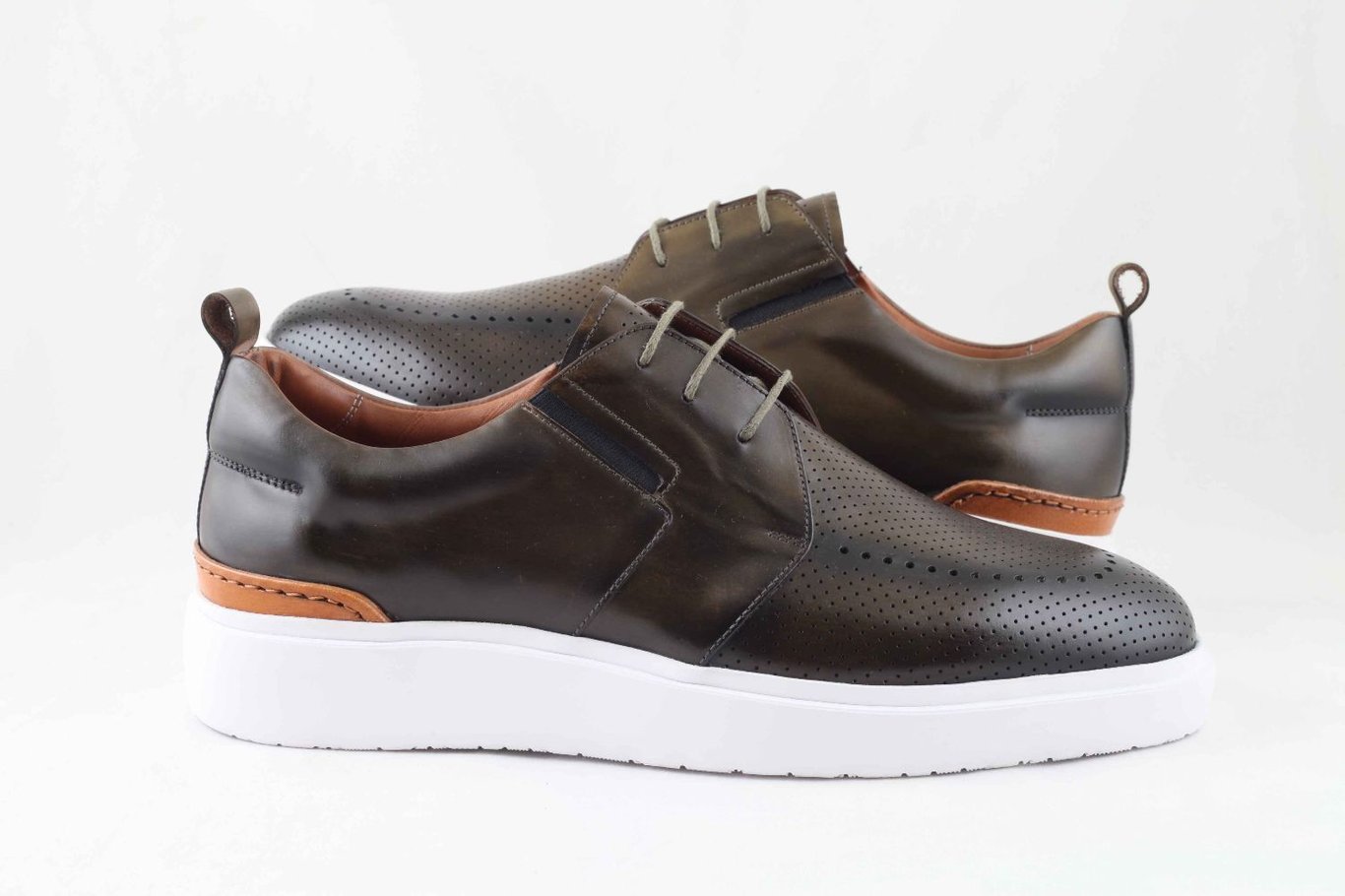 Мужские Перфорированные Кожаные Кроссовки Хаки - Качественный Кожаный Продукт Производства Vesba Ayakkabicilik İhr İth Ti̇c San Ltd Şti̇. Обращайтесь Для B2B Заказов.