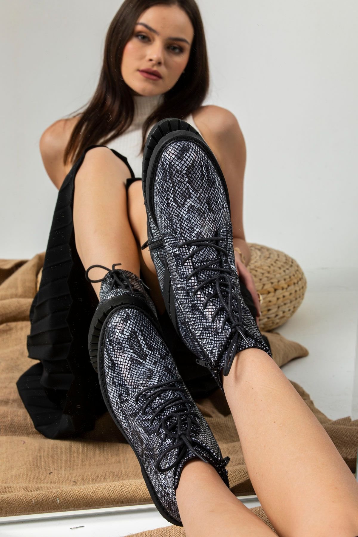 Chic Reptilian Patterned Leather Ankle Boots Trendy Design - Quality Leather Product Manufactured By Sultani̇ Ayakkabi Sanayi̇ Ve Ti̇caret Anoni̇m Şi̇rketi̇. Contact For B2B Orders.